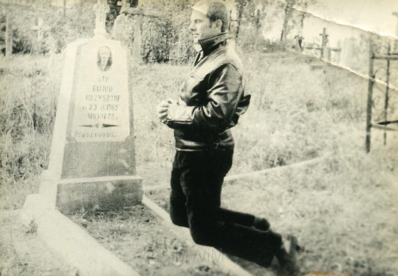 KKE 2250.jpg - Fot. Na cmentarzu. Janusz Kołakowski, Komaje, 1967 r.